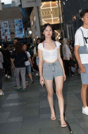 热裤美眉