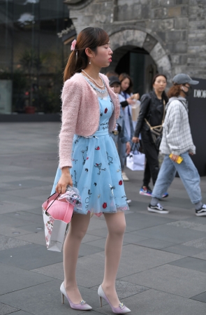 气质佳，美腿，肉丝美人