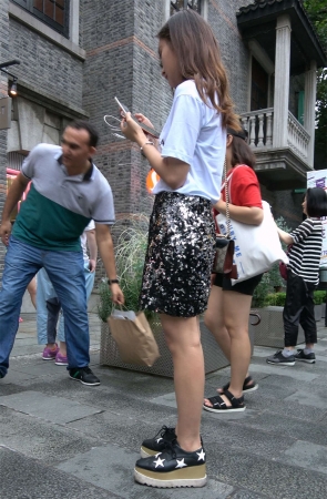 街拍白T恤美腿小姐姐的短裙亮闪闪