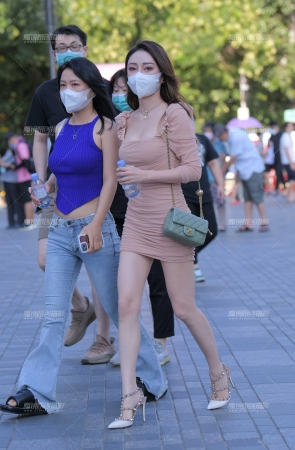 粉色包臀裙美女