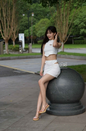 街拍白短裙小姐姐