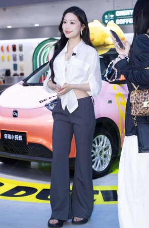 LB197-40P 成都车展-气质蕾丝内衣长腿女主播