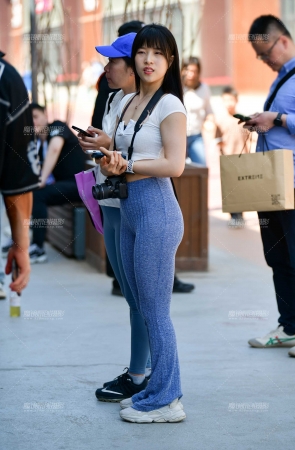 &摄影师针织紧身裤美女