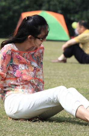 No689 女孩草坪采风，现都流行给自己的脚拍上几张