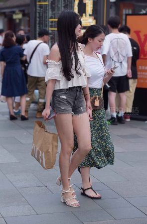 露香肩的凉高长腿街拍美女