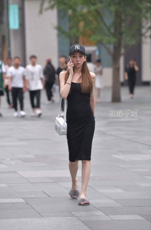 街拍娇小身材的妹子
