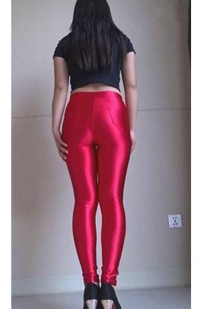 模拍漂亮的红色皮裤紧身美女（二）