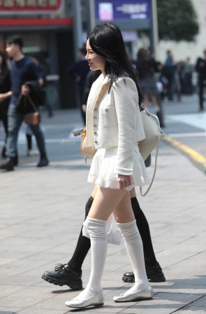 短裙街拍少妇