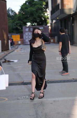 街拍黑色长裙美女