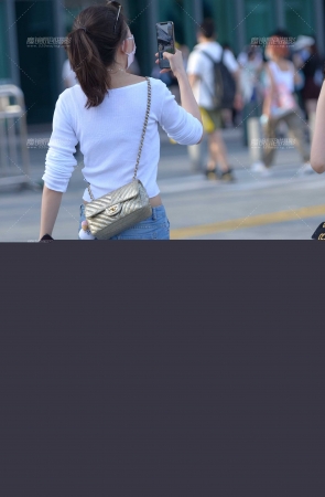 白衫紧牛
