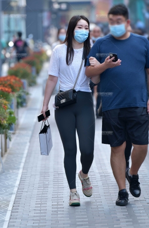 &漫步微丰腴紧身美女