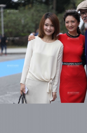 米色裙子轻熟女