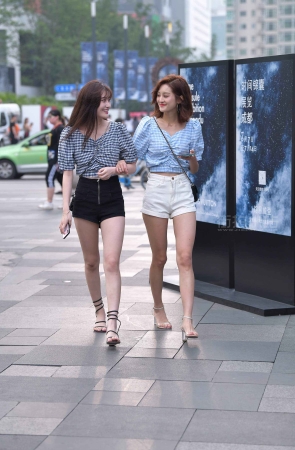 两位美腿姐妹