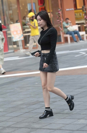 街拍短裙少妇-13P