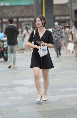 街拍美腿的黑色连衣裙小姐姐