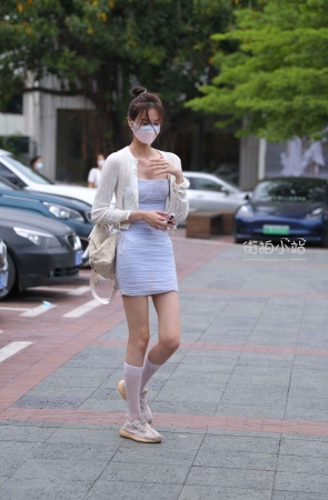 街拍苗条高挑长腿小姐姐