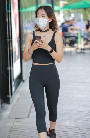 黑色瑜伽裤小妹