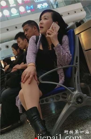 4k-车站候车室偶遇美腿熟女，一把年纪了还风韵犹存。