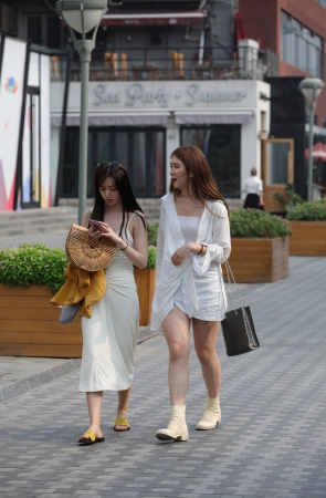 白色吊带裙美女