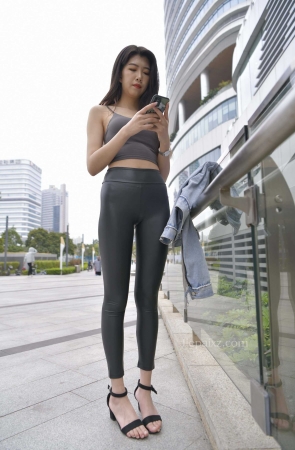 红石街拍作品&小姐姐的茶旅时光~紧身皮裤【套图+视频】