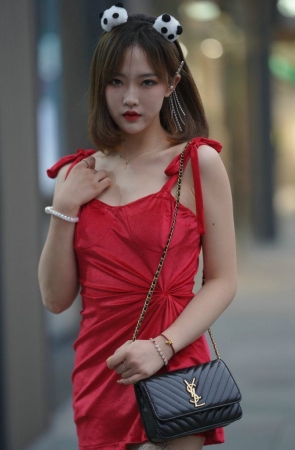 亮眼红色吊带裙 [352P-5.56GB]