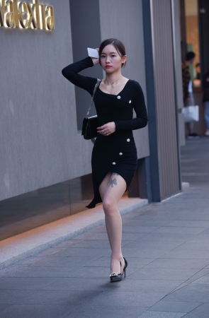 黑色连体裙小姐姐