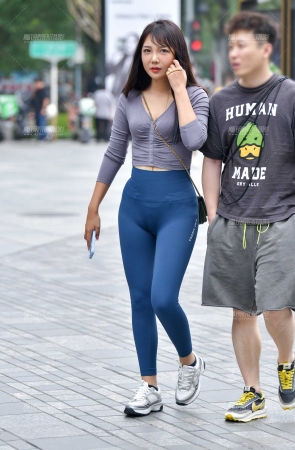 &蓝色紧身裤美女