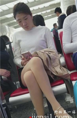 4k-高铁站候车室遇见颜值超高的优雅肉丝长腿女神姐姐