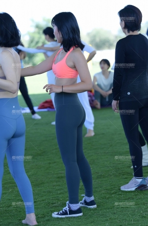 &练习中的瑜伽美女&