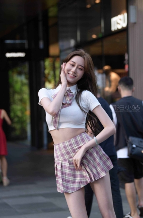 拍抖音的短裙小姐姐