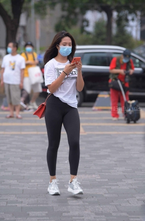 黑色紧身瑜伽裤女孩