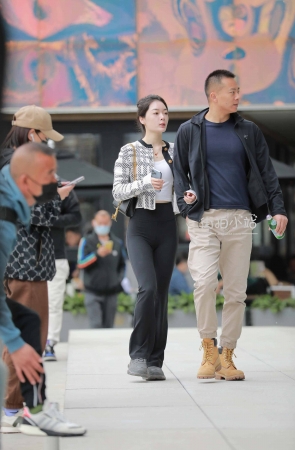 抓拍气质的黑色长裤女友