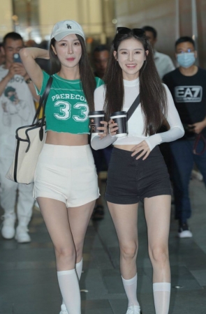 闺蜜间的黑白搭配 [144P1V-2.39GB]