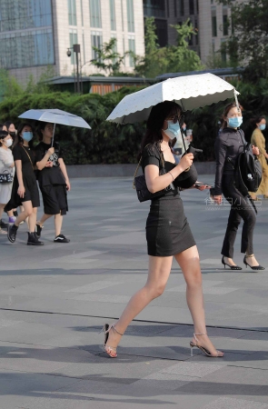 黑色短裙美眉