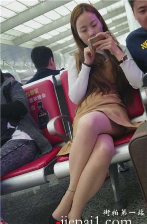 4k-候车室美遇见与美女，性感美腿盘得真够紧的。