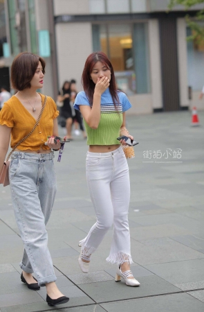 白裤小姐姐