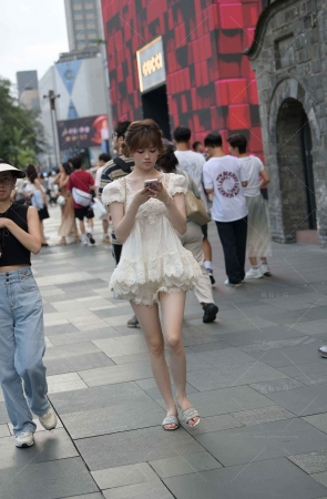 街拍打扮精致的白裙小仙女
