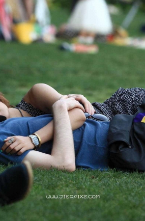 街拍粉色人字拖短发美眉