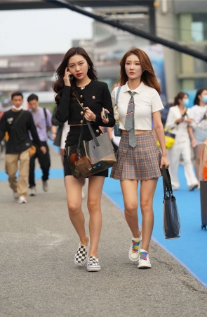 黑色紧身包臀裙美腿