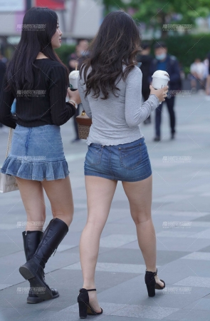 身材曼妙的美女 甜美可人