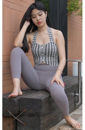 灰色瑜伽裤美女【套图+视频】