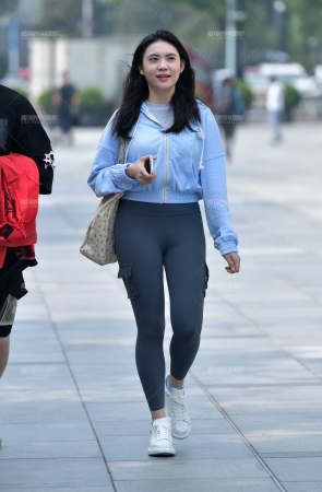 &笑呵呵聊天紧身裤美女