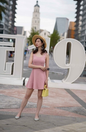 搭讪性感粉色连衣裙高跟美女