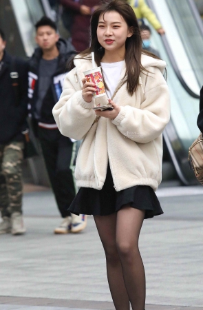 黑 丝短裙妹子
