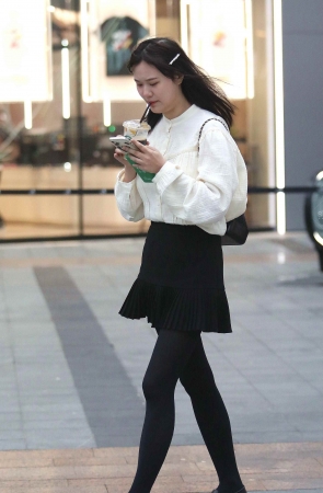 黑 丝短裙妹子