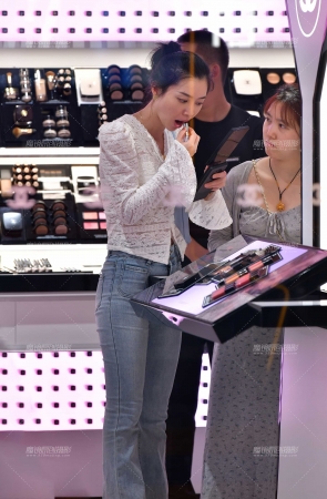 &补妆牛仔裤美女