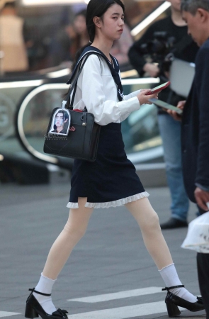 街拍短裙妹子