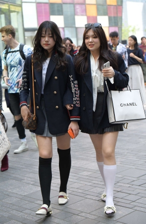 灰色短裙白色中长袜