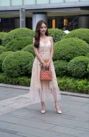 街拍甜美高跟美女