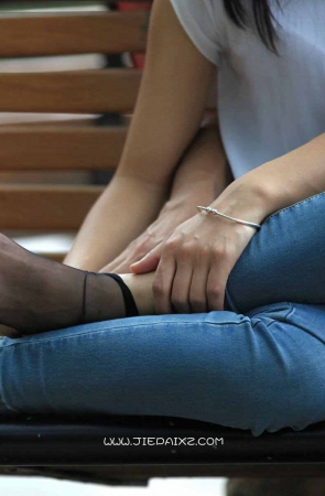 恋爱中的蓝牛MM，脱鞋上椅短黑丝